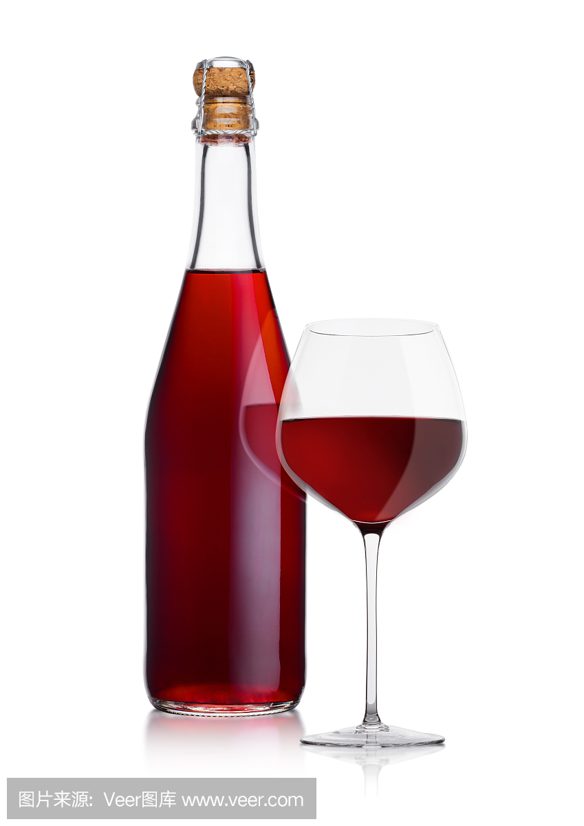 一瓶自制红酒和一个带软木塞的玻璃杯